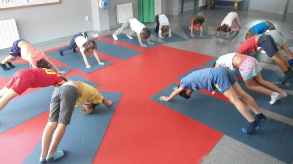 Resultado de imagen de yoga para niÃ±os en colegio alqueria