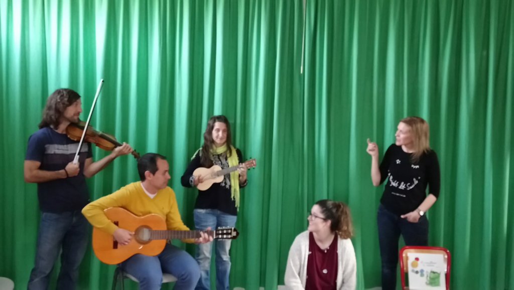 Familia de cuerda: violín, guitarra y ukelele