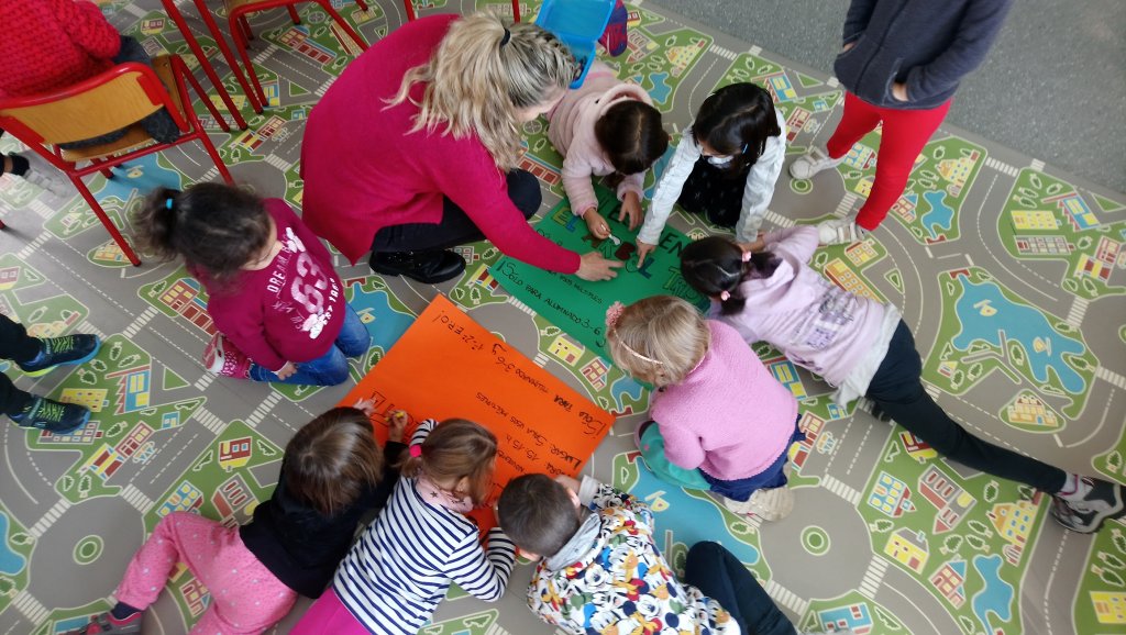 CARTEL PARA ANUNCIAR EL TEATRO