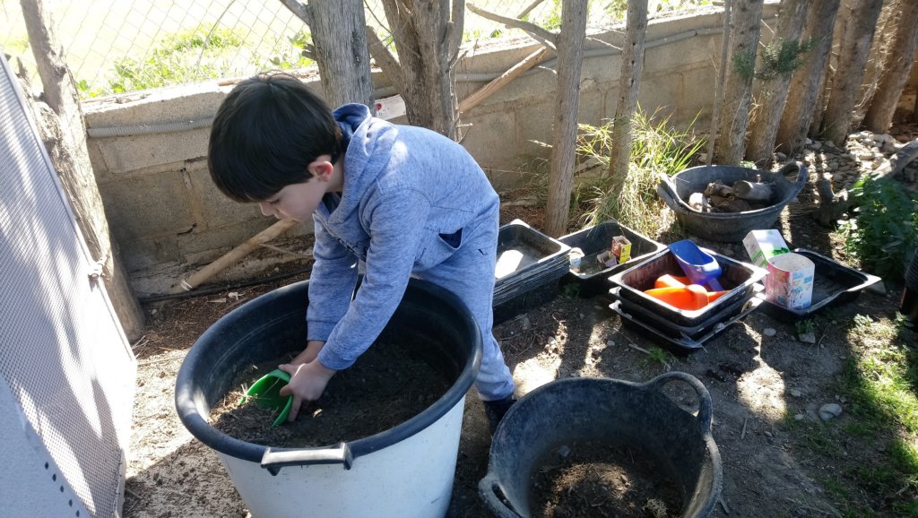 Mezclamos la tierra y el compost