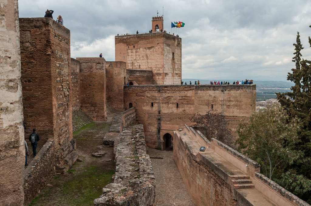 1280px-Alcazaba_in_Alhambra,_Granada_(7076755831)