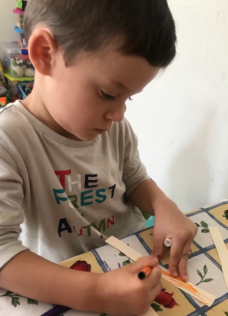 Daniel coloreando las tiras de colores