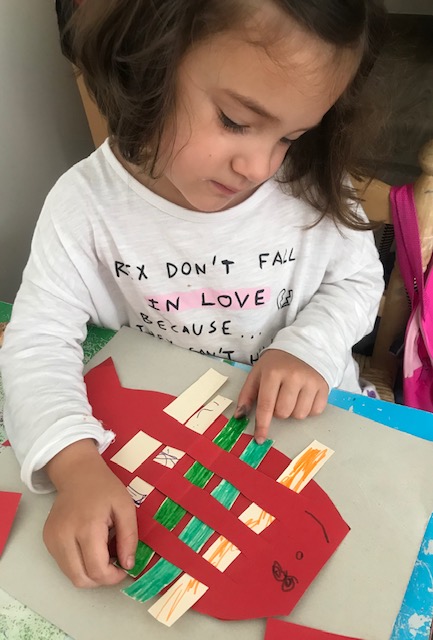 Claudia entrelazando