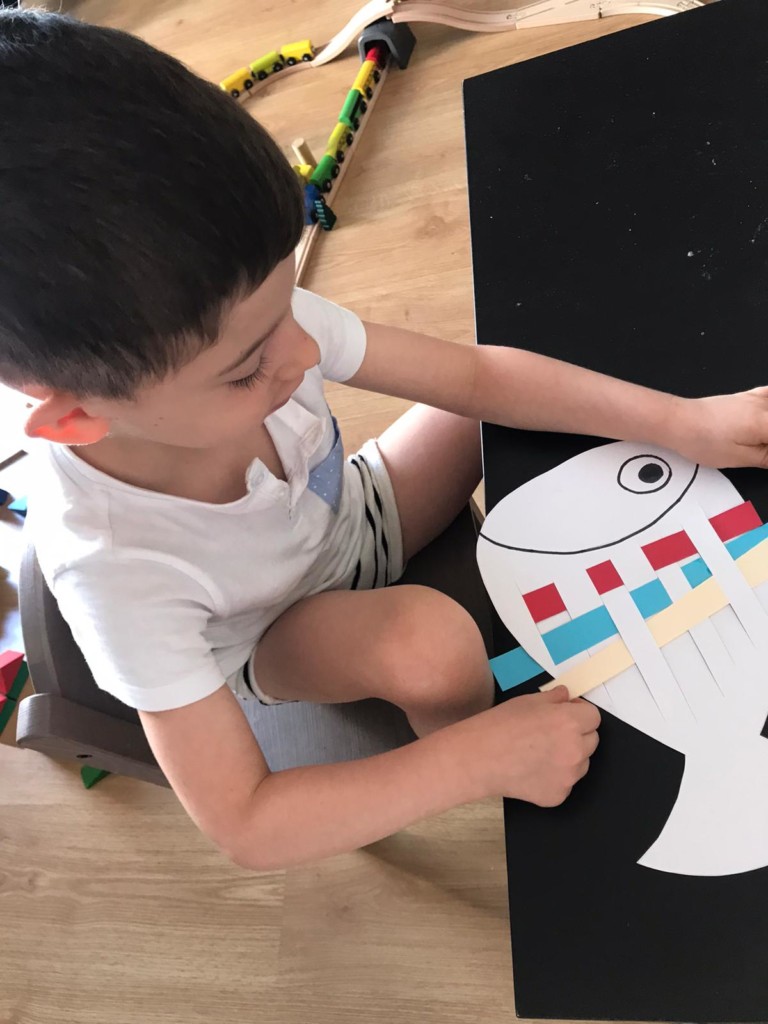 Nacho Tejiendo con las tiras de papel