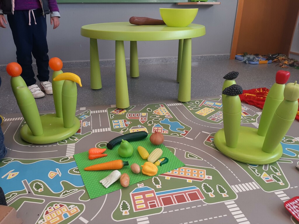 Un peculiar huerto con árboles frutales