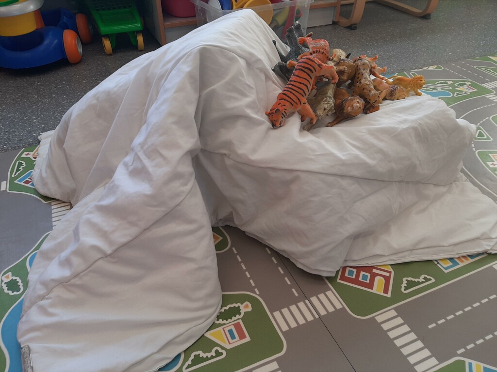 Montaña con nieve para poner a los mamuts y los dientes de sable