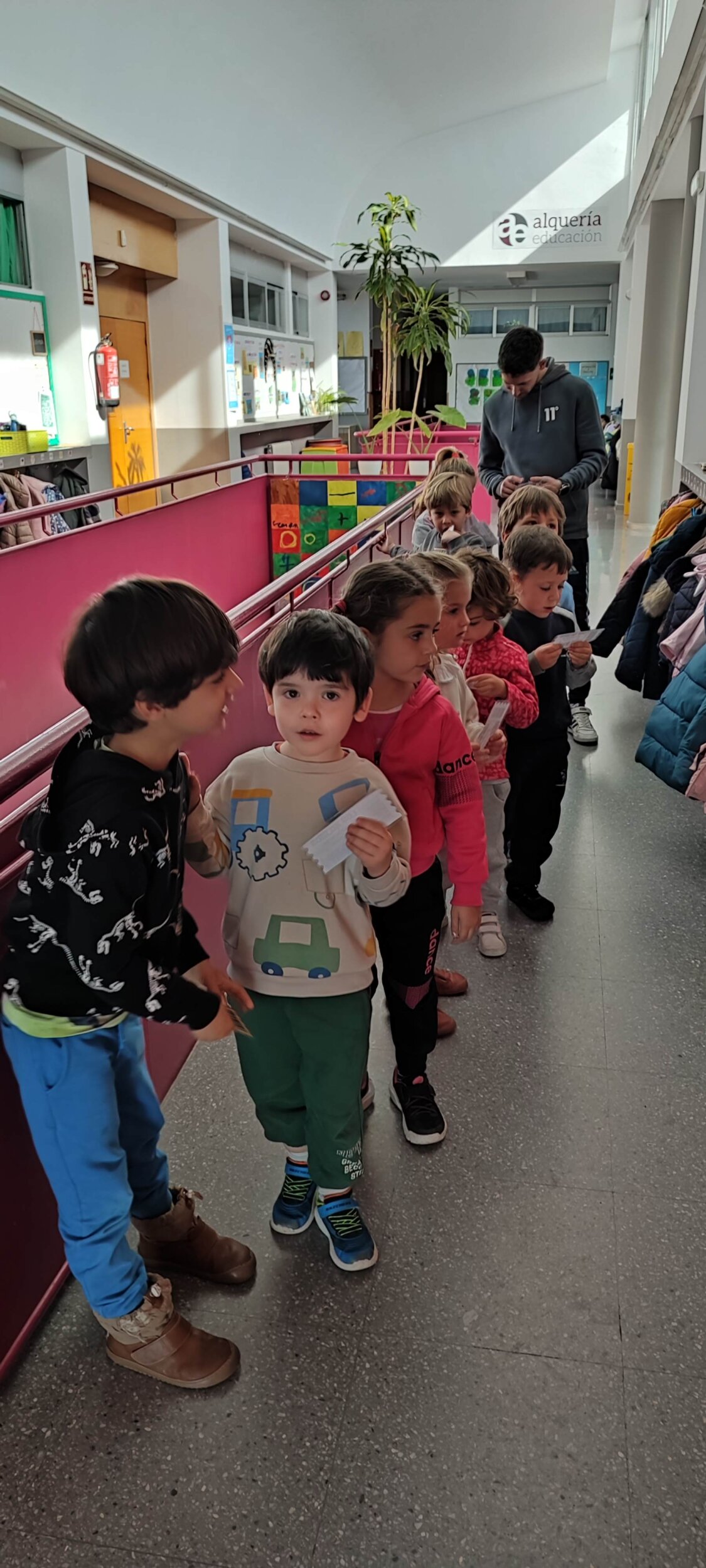 Público haciendo cola en la puerta