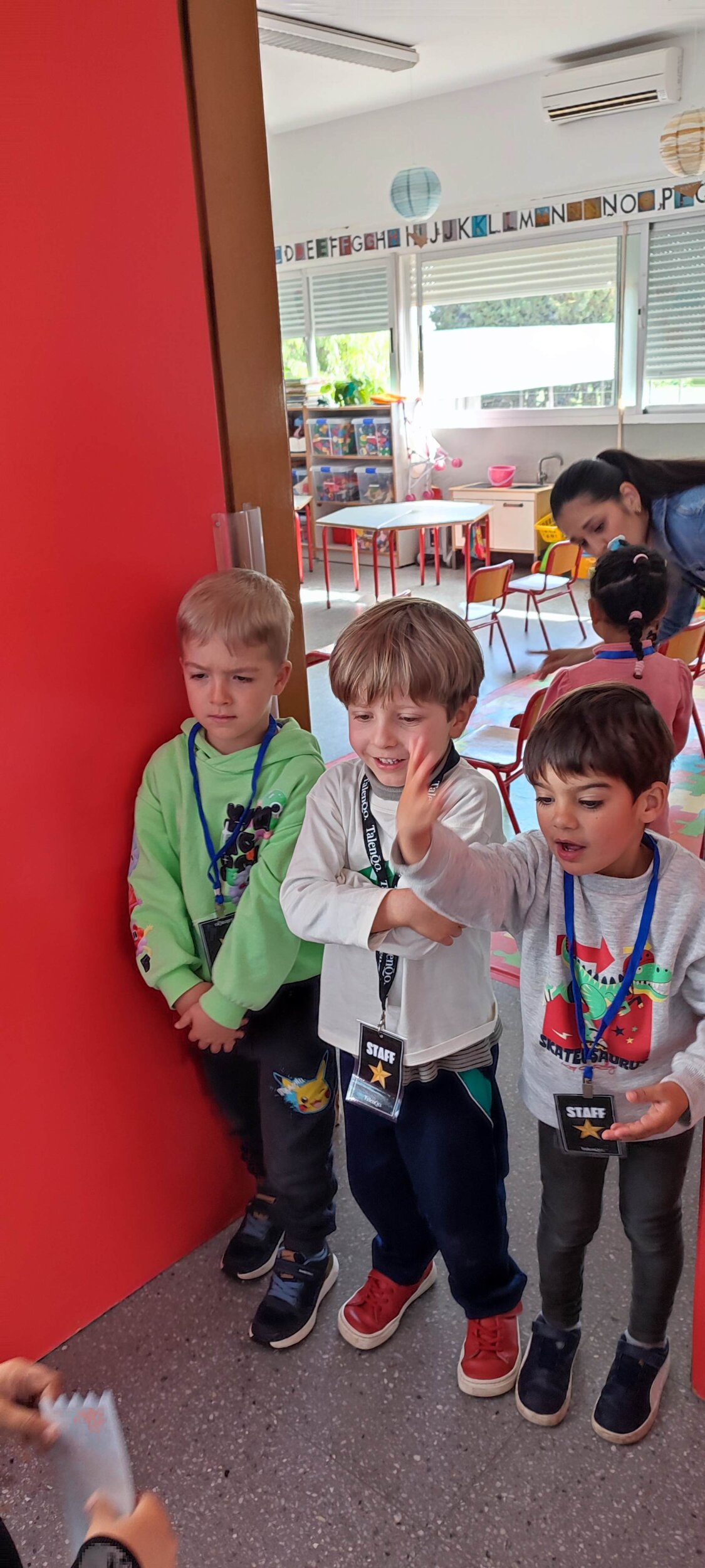 Seguridad acomodando al público