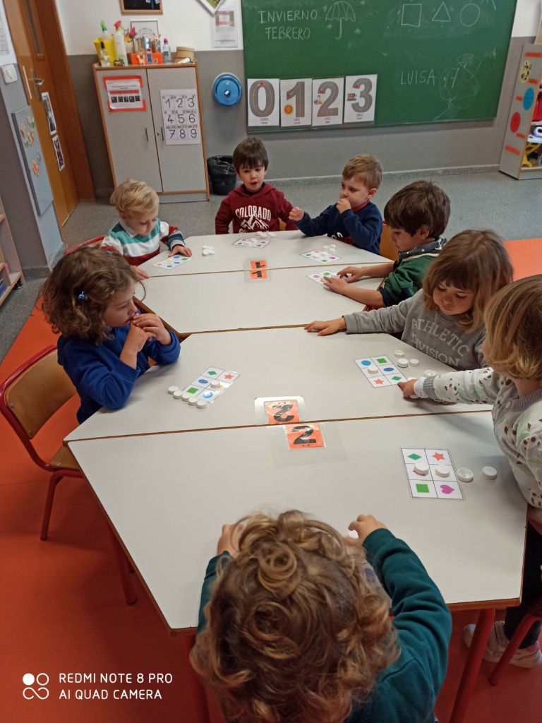 Relacionamos formas con colores.