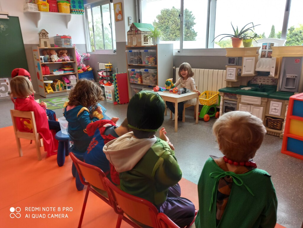 En el teatro. Rebeca narra "Los tres cerditos y el lobo".